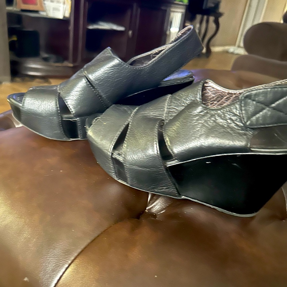 Kenneth Cole Reaction wedge